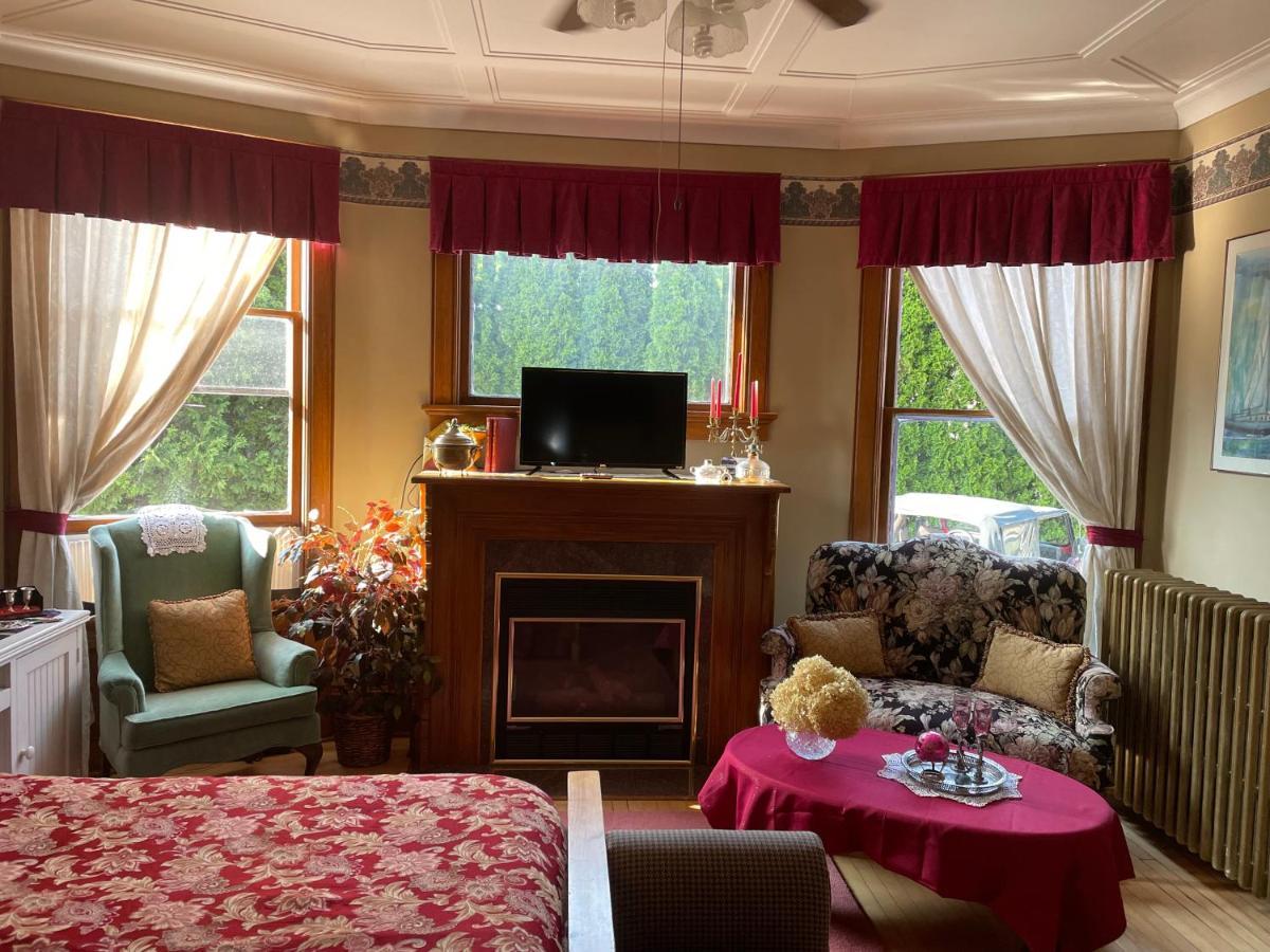 The Pembrooke Inn Стърджън Бей Екстериор снимка