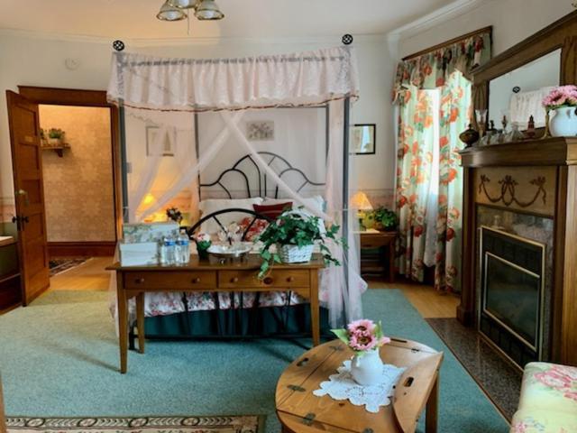 The Pembrooke Inn Стърджън Бей Екстериор снимка